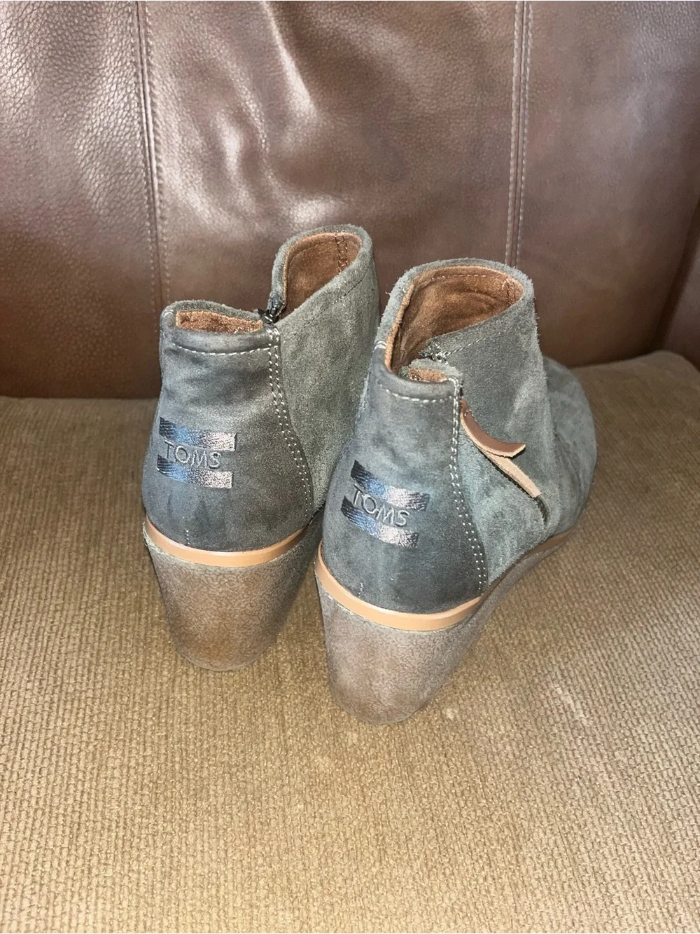TOMS Women's Avery Olive Suede Wedge Bootie size 9 Excellent like new condition